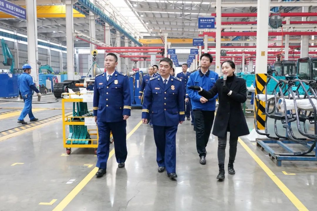 消防救援局考察龙8头号玩家智能无人化应抢救援装备