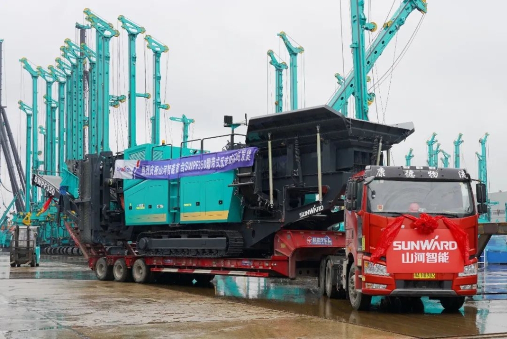 龙8头号玩家智能首台履带式还击破碎站发货