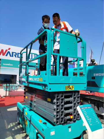 龙8头号玩家智能高空作业装备“吸睛”雄安展