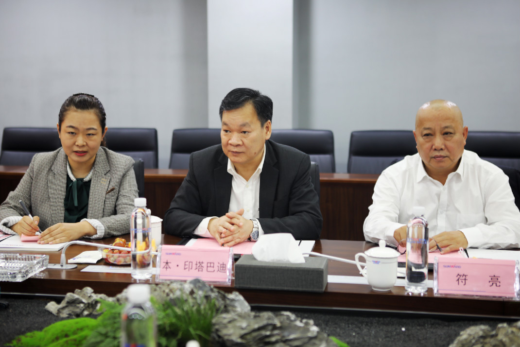 老挝长沙总领事本·印塔巴迪考察龙8头号玩家智能