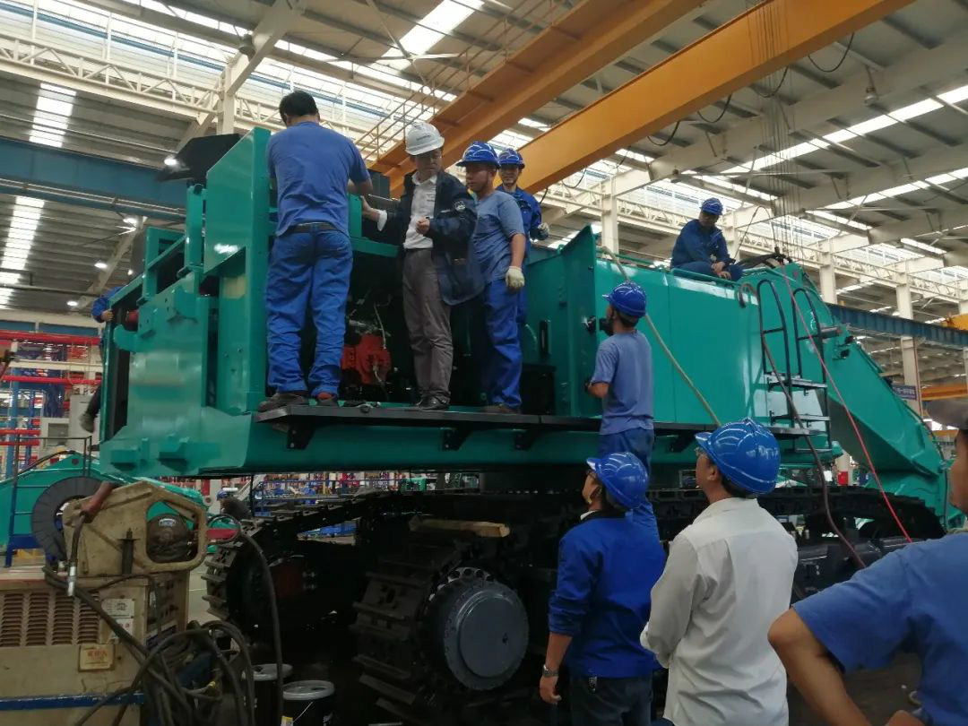 立异再出效果！龙8头号玩家智能超大型履带式液压挖掘机下线