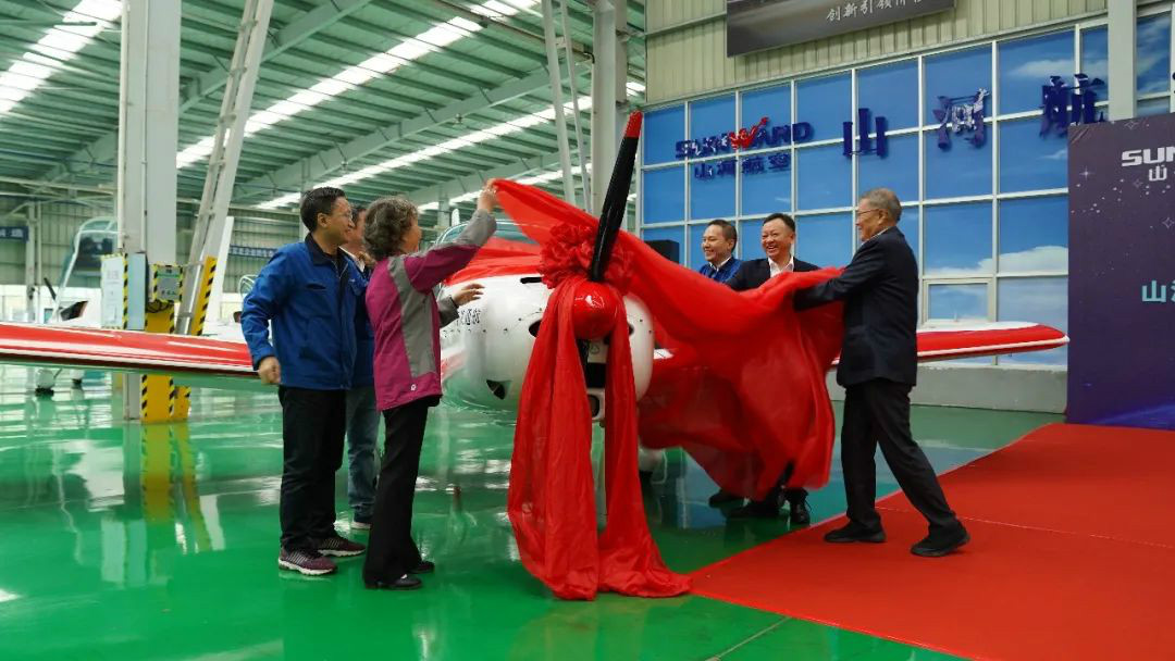 跨上新征程，，，，，，，谱写龙8头号玩家航空工业新篇章 ——龙8头号玩家科技第99、100架SA60L(阿若拉)飞机正式下线