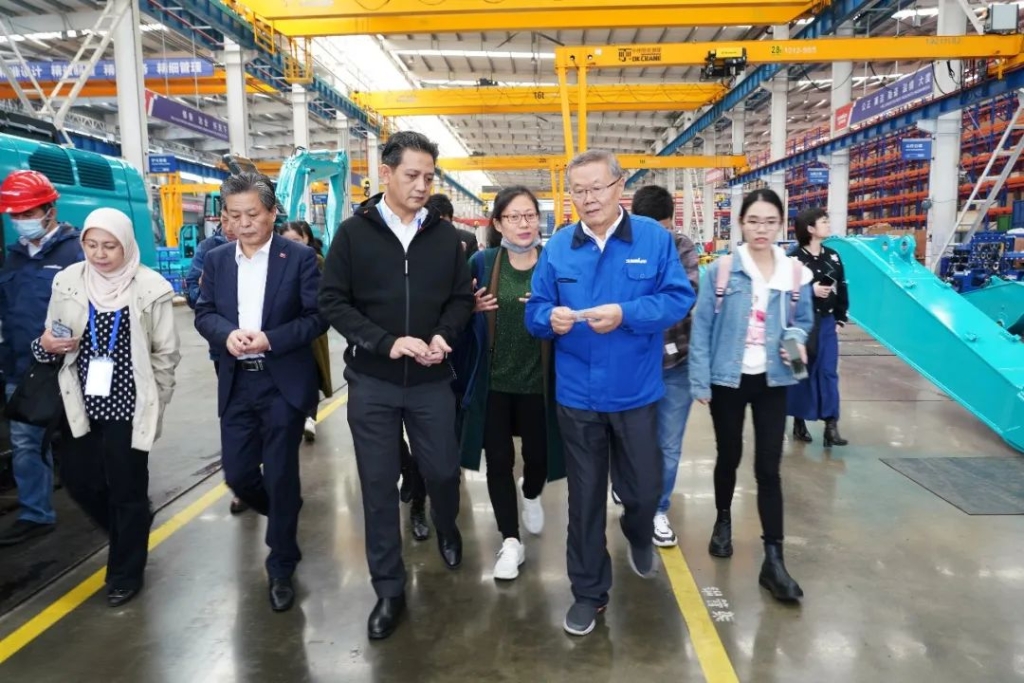 东盟联合参访团考察龙8头号玩家智能