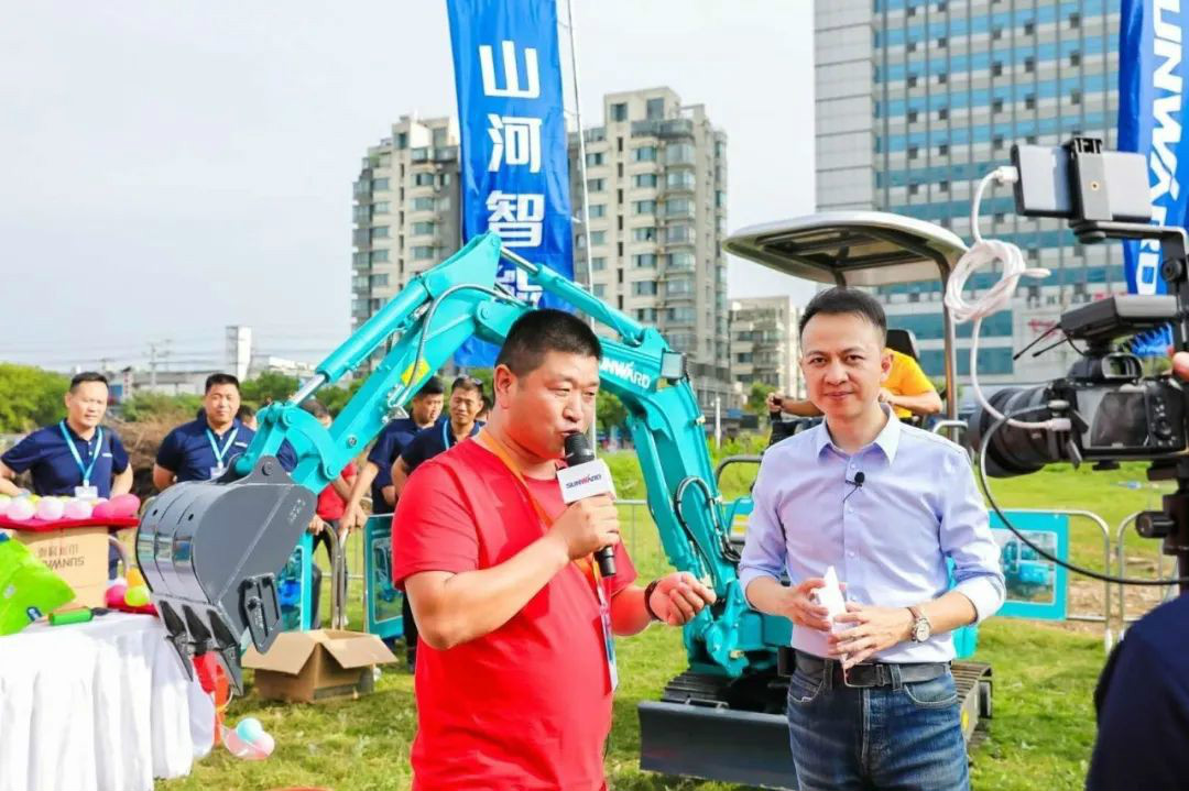 2020全球微挖大会 龙8头号玩家智能精品微挖赢得满堂彩