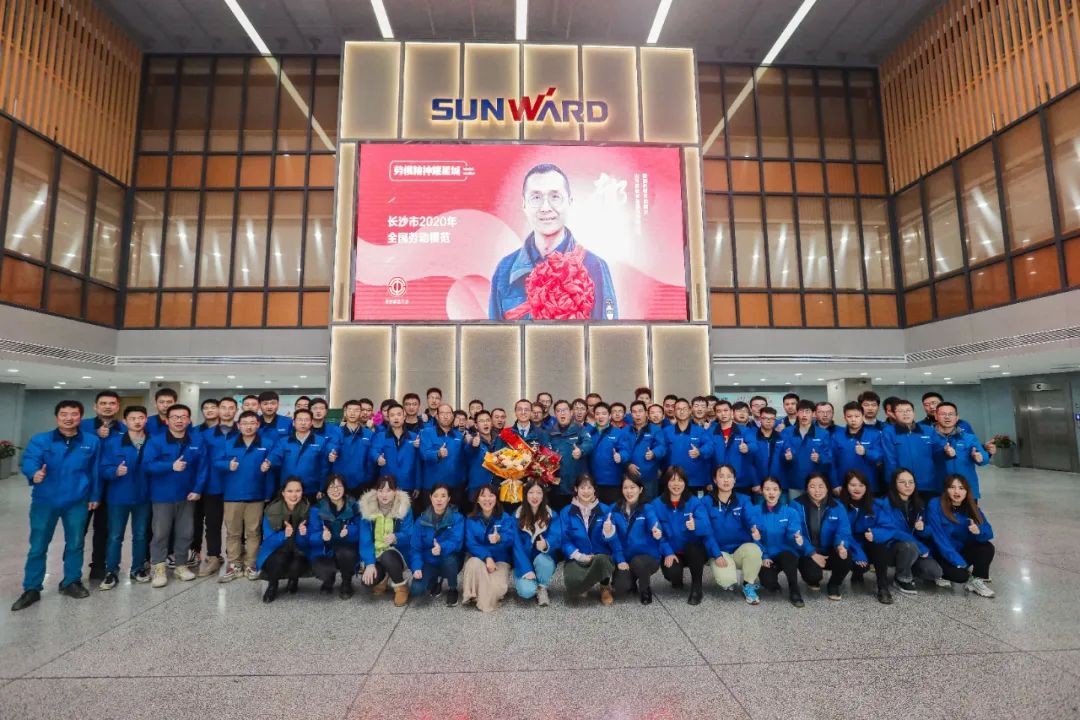 龙8头号玩家智能召开天下劳动模范郝鹏载誉归来分享会