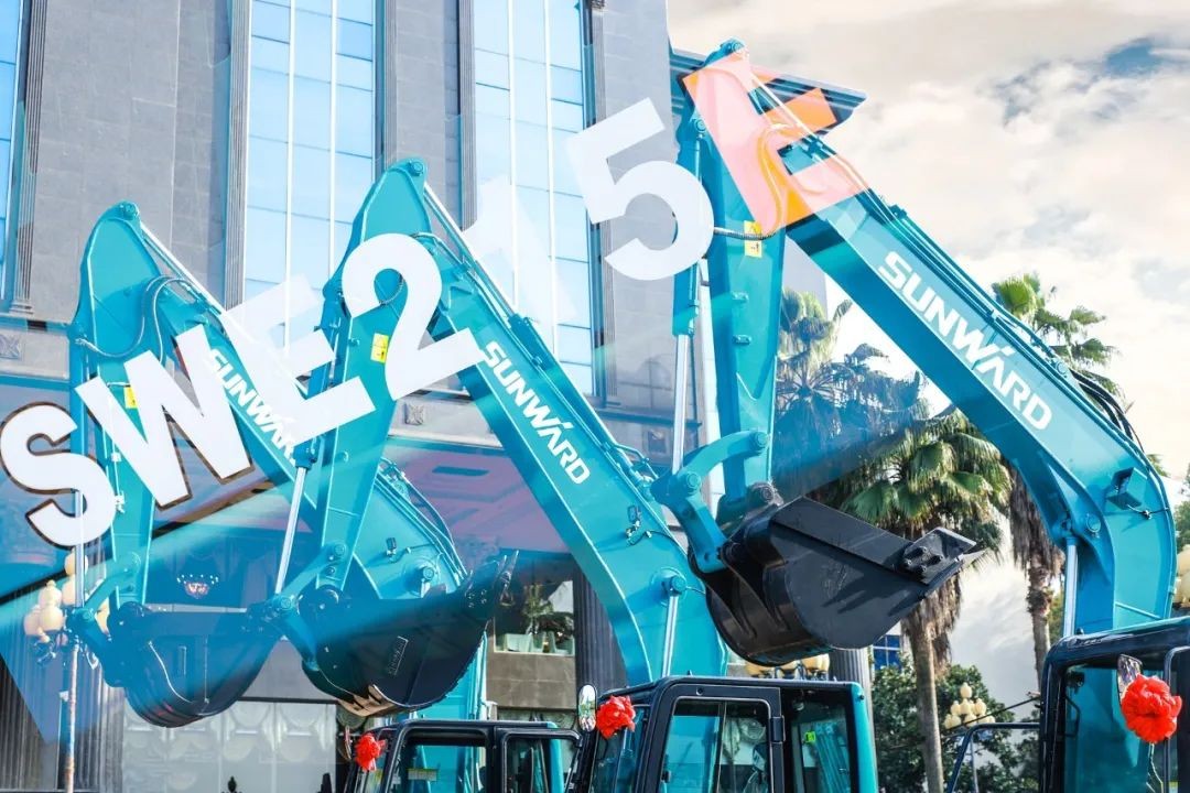 龙8头号玩家智能挖掘机春季订货会长沙会场侧记