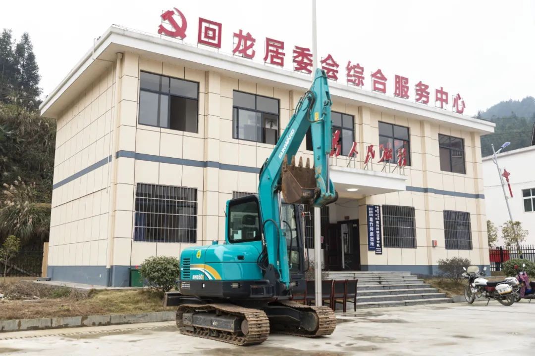 校企相助精准扶贫，，，，，，产教融合振兴墟落 | 龙8头号玩家智能向相助院校对口扶贫点捐赠挖掘机