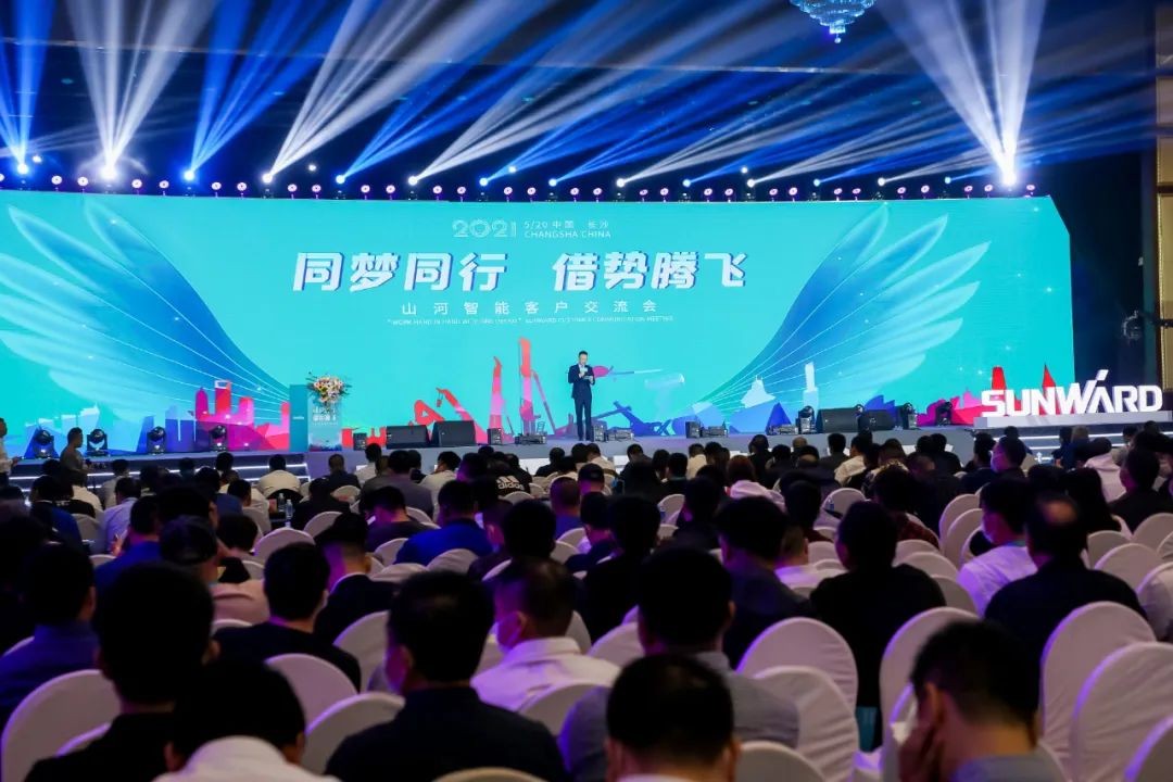 “爆品”出击！龙8头号玩家智能客户交流会签约超8亿元