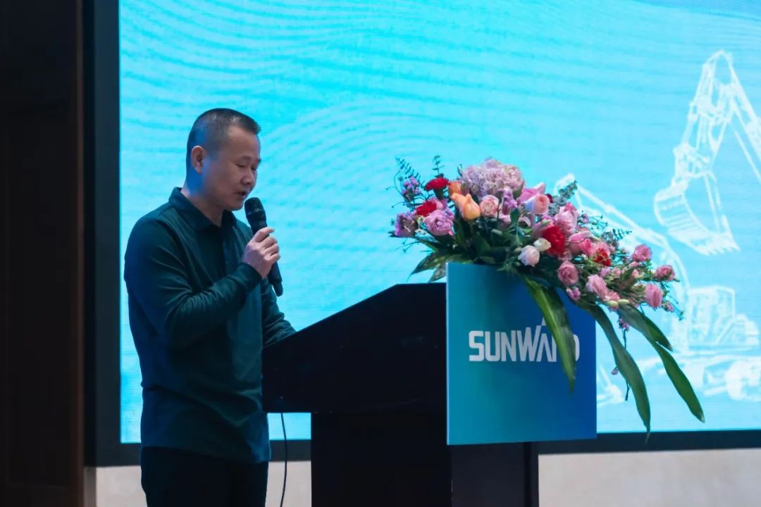 同心克难再腾飞，，，，，，，，携手同心冲万台——2021龙8头号玩家智能挖掘机经销商年会圆满召开