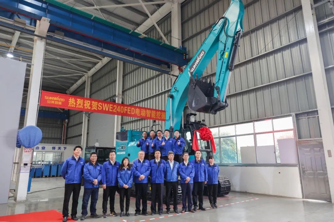 天下首台！龙8头号玩家智能SWE240FED电动智能挖掘机下线