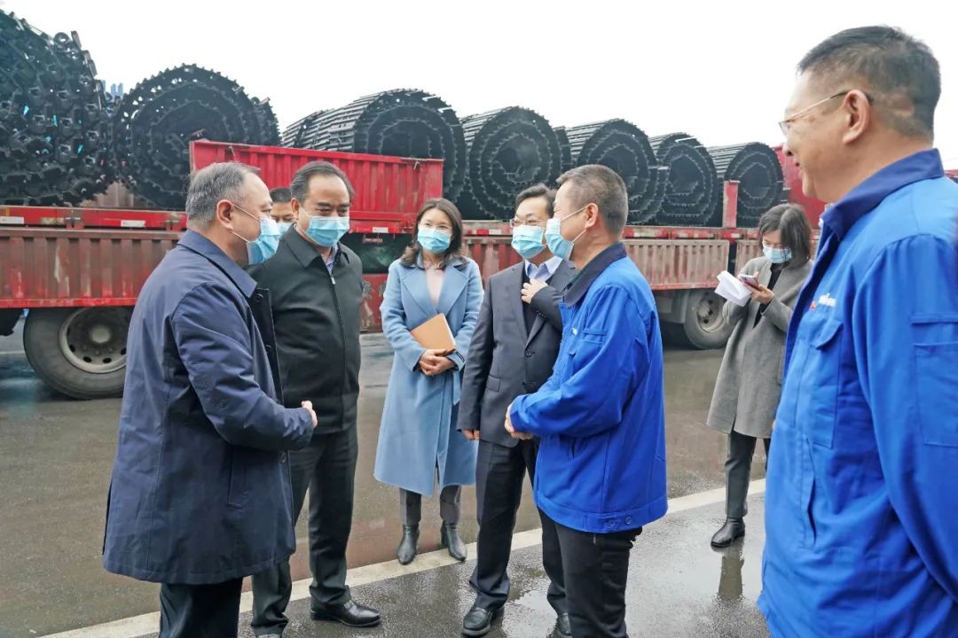 张庆红慰问龙8头号玩家智能难题党员