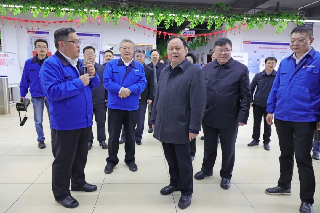 周农在龙8头号玩家智能调研时强调：企业工会要鼎力大举作育劳模和工匠