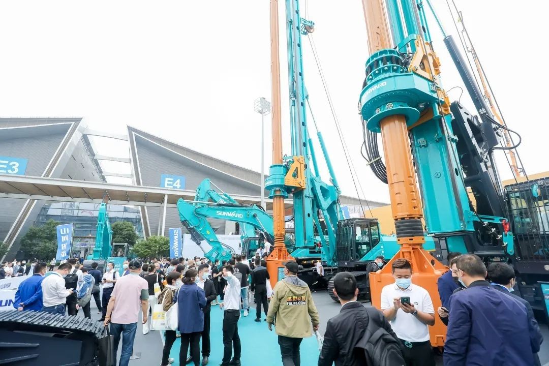 何清华出席长沙国际工程机械工业链生长峰会，，，，，，走“双循环”蹊径要害在于“要做好自己的事情”