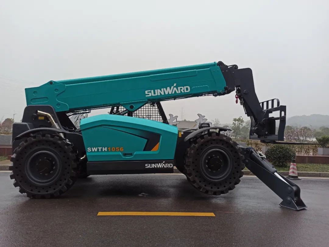 龙8头号玩家智能SWTH1056伸缩臂叉装车新机下线