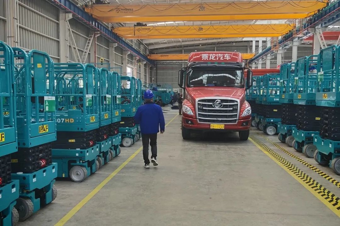 龙8头号玩家智能高空车进入