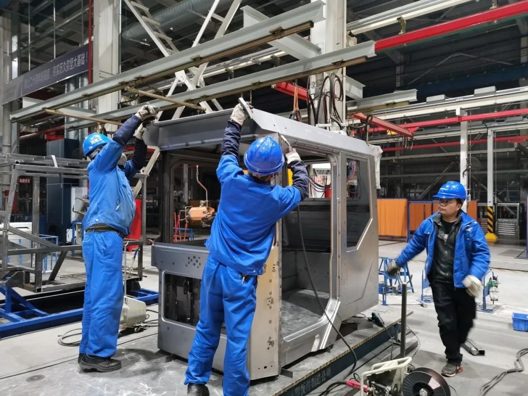 龙8头号玩家智能SWK90矿卡驾驶室顺遂发货，，，，，，开发速率刷新纪录