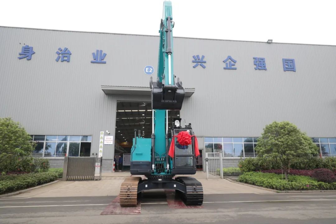 天下首台！龙8头号玩家智能SWE240FED电动智能挖掘机下线