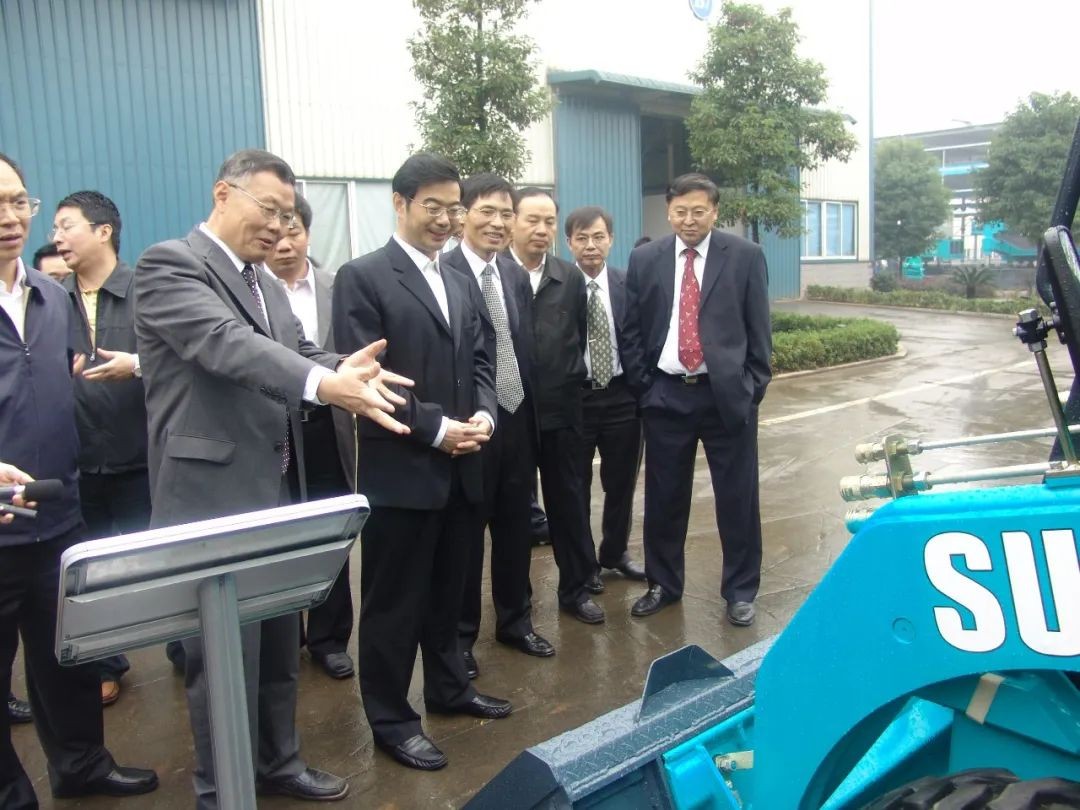 周强调研龙8头号玩家智能：增强知识产权保；；；；；；； 效劳立异驱动生长