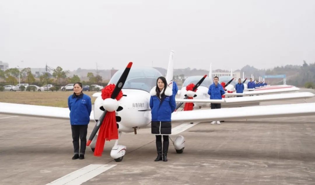 牛年开新局，，，，，，，，龙8头号玩家航空8架SA60L飞机集中下线、交付