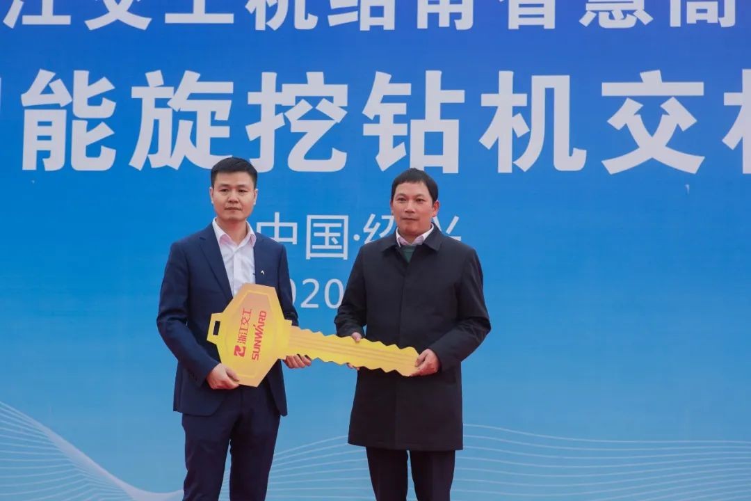 龙8头号玩家智能旋挖钻机周全参建中国首条智慧高速公路