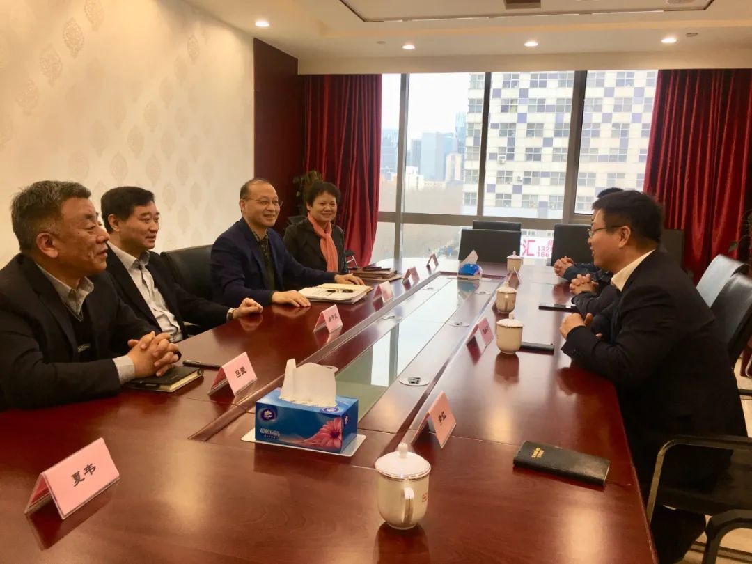 龙8头号玩家智能副总司理龙居才一行到访中国工程机械工业协会