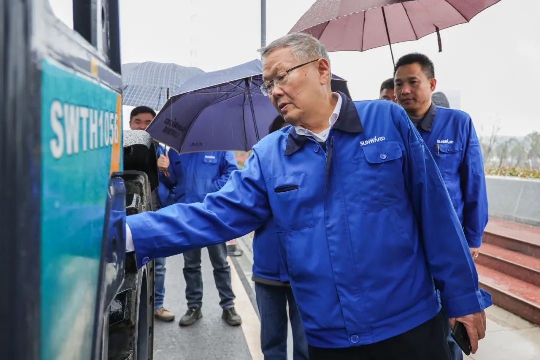 龙8头号玩家智能SWTH1056伸缩臂叉装车新机下线