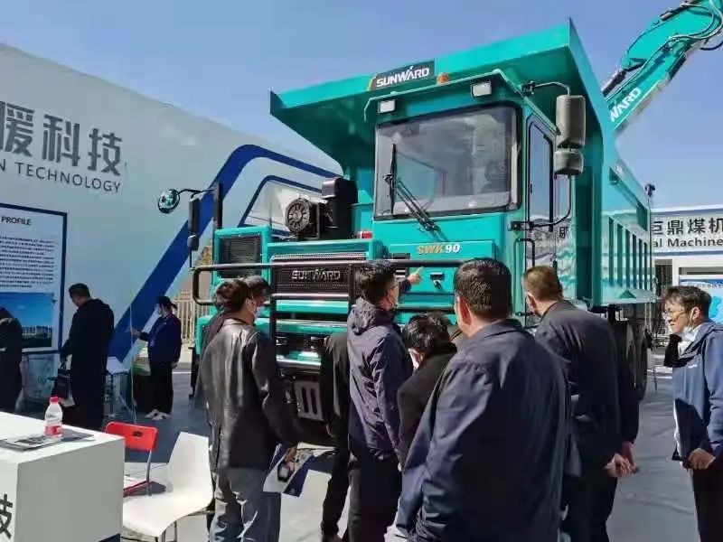 龙8头号玩家智能绿巨人闪亮登场鄂尔多斯国际煤博会