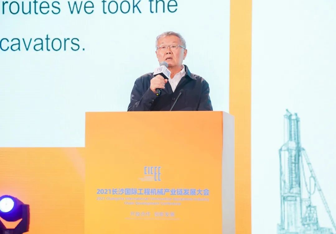 何清华出席长沙国际工程机械工业链生长峰会，，，，，，走“双循环”蹊径要害在于“要做好自己的事情”