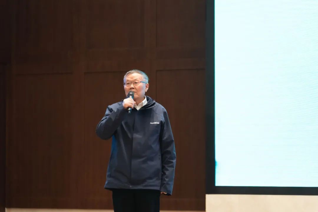 同心克难再腾飞，，，，，，，，携手同心冲万台——2021龙8头号玩家智能挖掘机经销商年会圆满召开