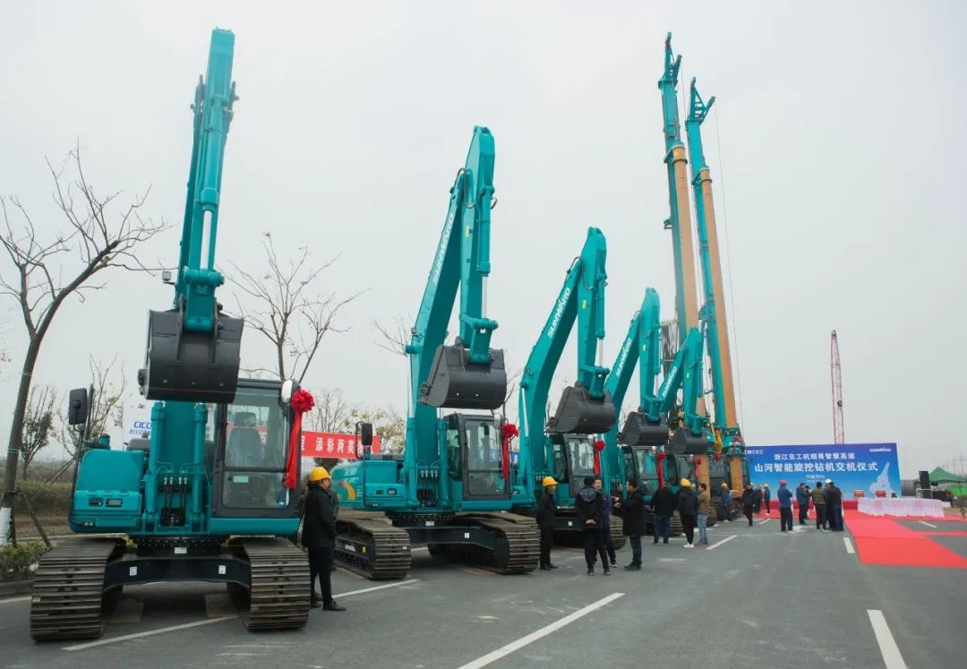 龙8头号玩家智能旋挖钻机周全参建中国首条智慧高速公路