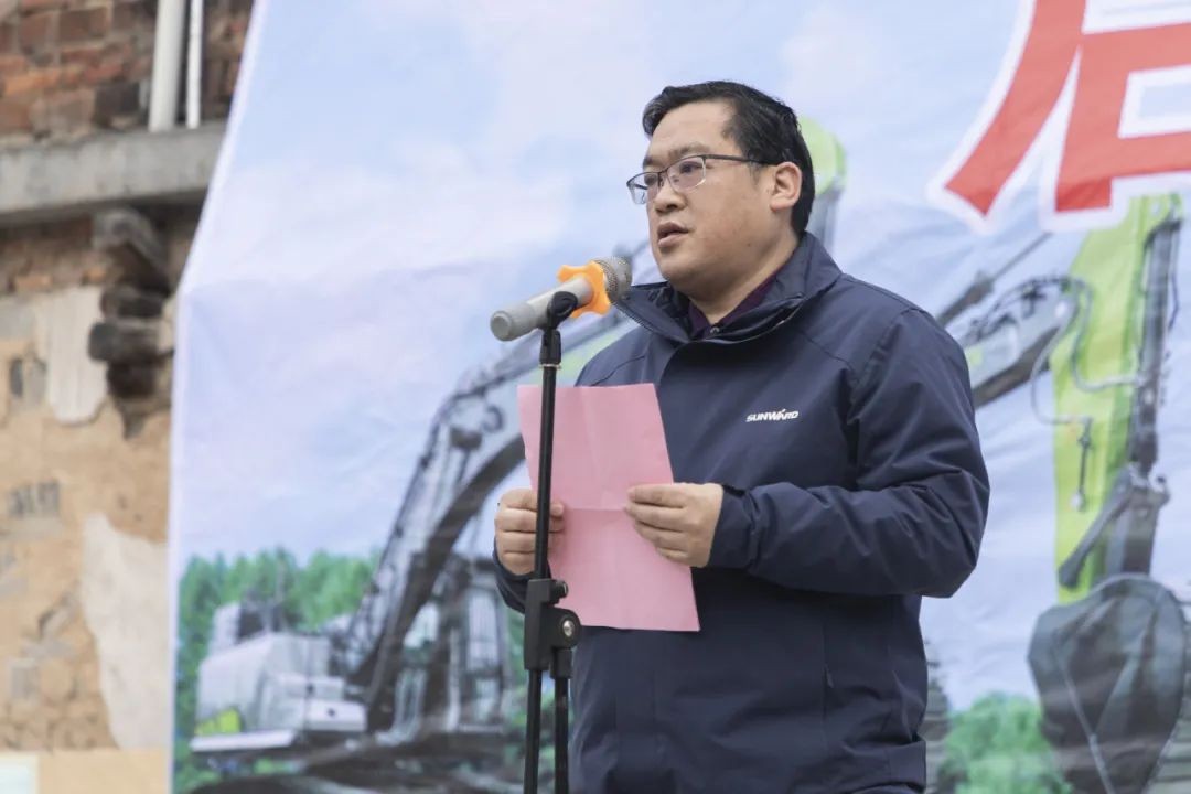 校企相助精准扶贫，，，，，，产教融合振兴墟落 | 龙8头号玩家智能向相助院校对口扶贫点捐赠挖掘机