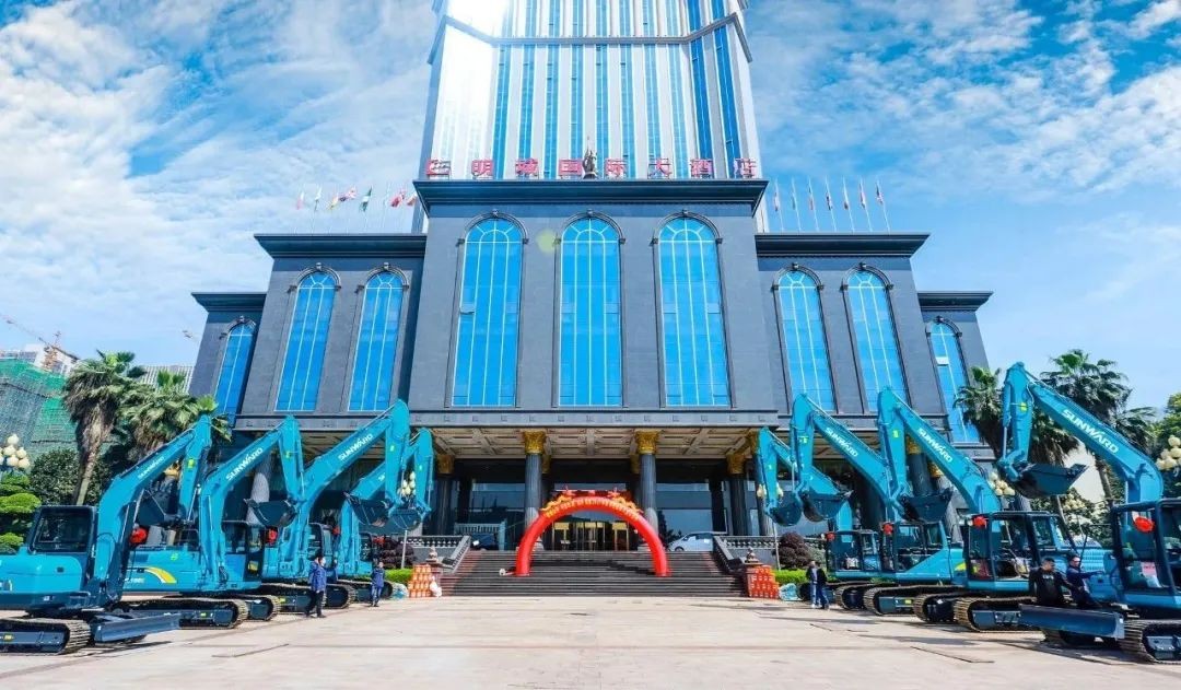 龙8头号玩家智能挖掘机春季订货会长沙会场侧记