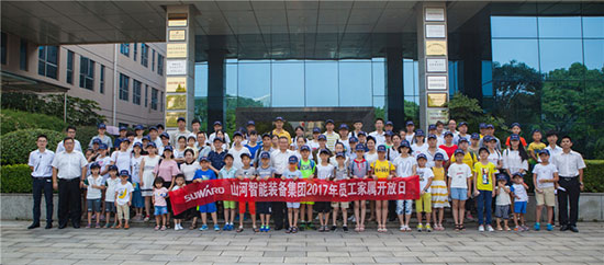 这个炎天，，，，，亲子玩转龙8头号玩家智能“三栖”装备