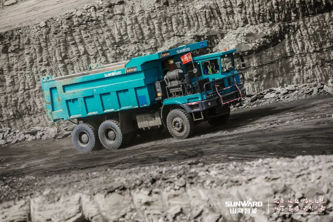 “矿”世能手，，，，，齐聚龙8头号玩家智能挖掘机操作手挑战赛