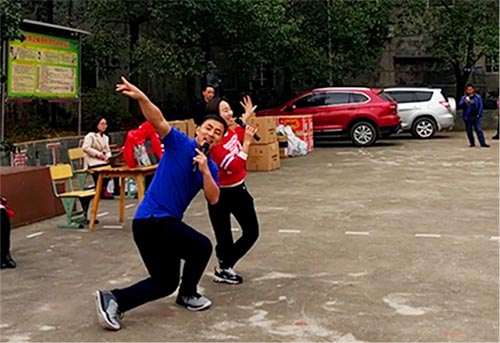 践行雷锋精神捐建“龙8头号玩家梦图书馆”