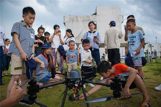 这个炎天，，，，，亲子玩转龙8头号玩家智能“三栖”装备