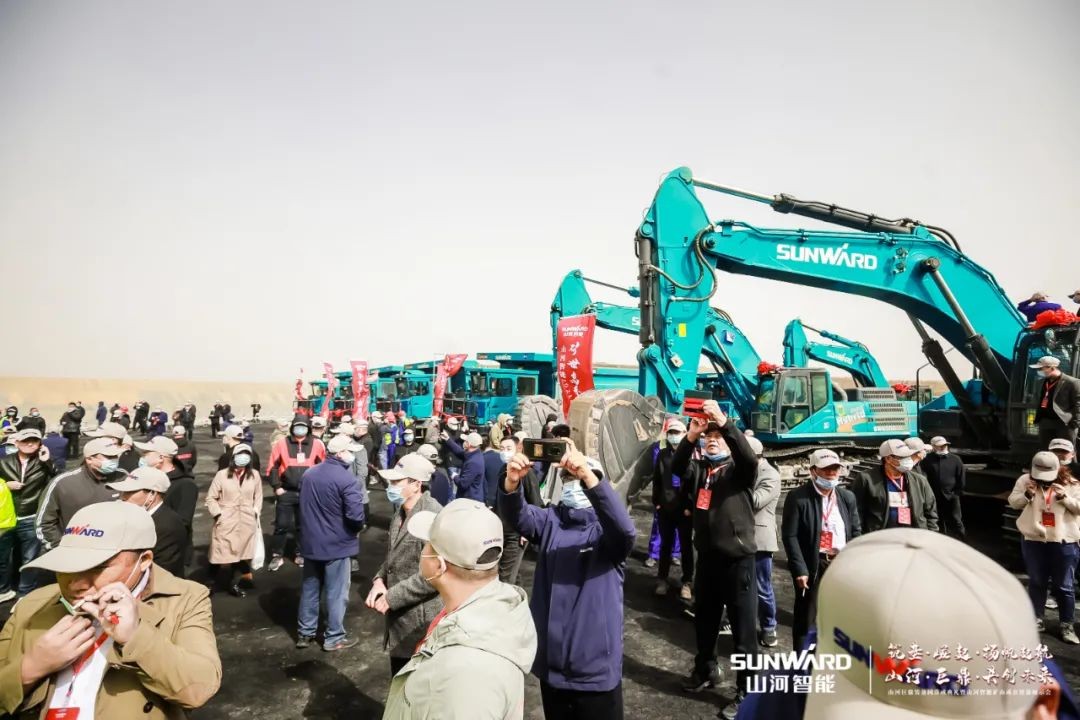 “矿”世能手，，，，，齐聚龙8头号玩家智能挖掘机操作手挑战赛