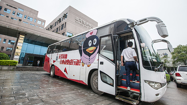 龙8头号玩家智能百余员工 冒雨争相献血