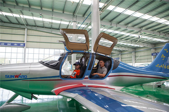 这个炎天，，，，，亲子玩转龙8头号玩家智能“三栖”装备