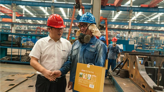 万力集团“送清凉”活动，，，，，，，，慰问一线员工