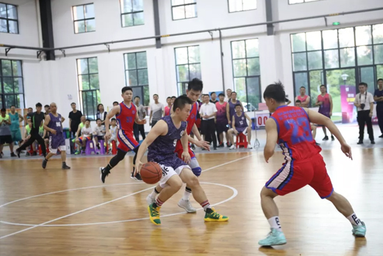 以球为媒，，，，，，首届“龙8头号玩家杯”篮球约请赛架起政企连心桥