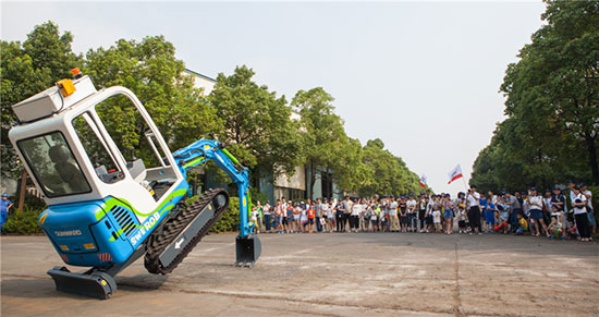 这个炎天，，，，，亲子玩转龙8头号玩家智能“三栖”装备