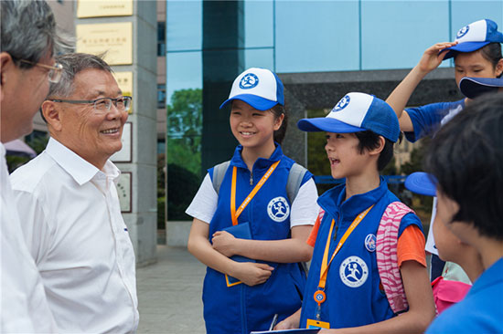 这个炎天，，，，，亲子玩转龙8头号玩家智能“三栖”装备