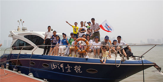 这个炎天，，，，，亲子玩转龙8头号玩家智能“三栖”装备