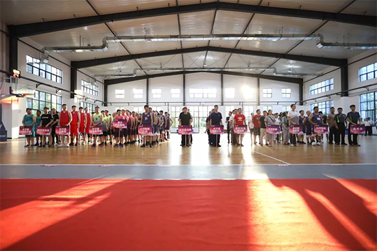 以球为媒，，，，，，首届“龙8头号玩家杯”篮球约请赛架起政企连心桥