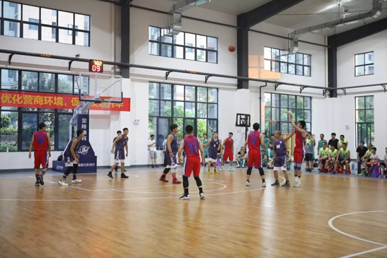 以球为媒，，，，，，首届“龙8头号玩家杯”篮球约请赛架起政企连心桥
