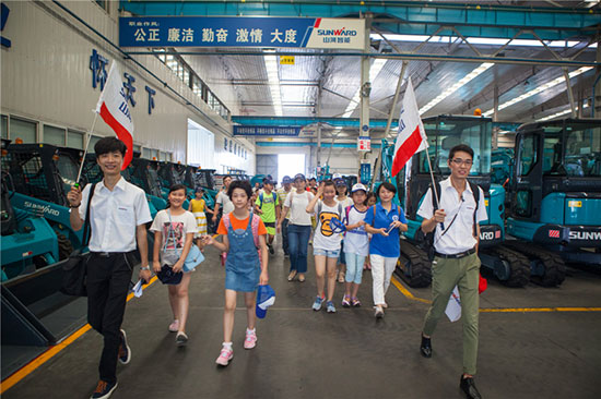 这个炎天，，，，，亲子玩转龙8头号玩家智能“三栖”装备