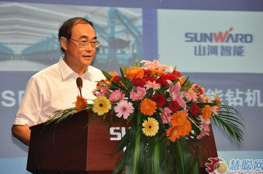 慧聪网——龙8头号玩家智能双动力头强力多功效钻机工法钻研会举行