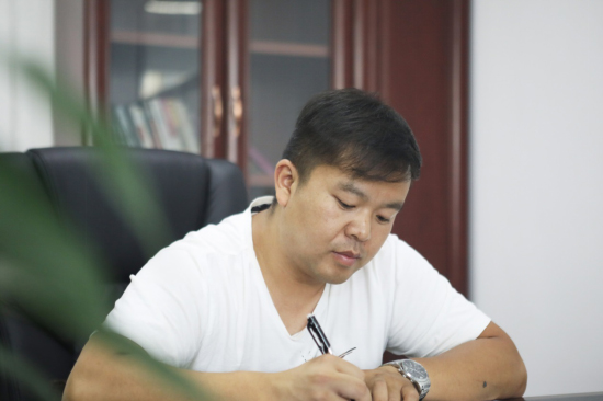 六年六台挖机 邓老板是个“龙8头号玩家迷”