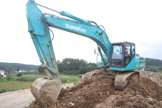 六年六台挖机 邓老板是个“龙8头号玩家迷”